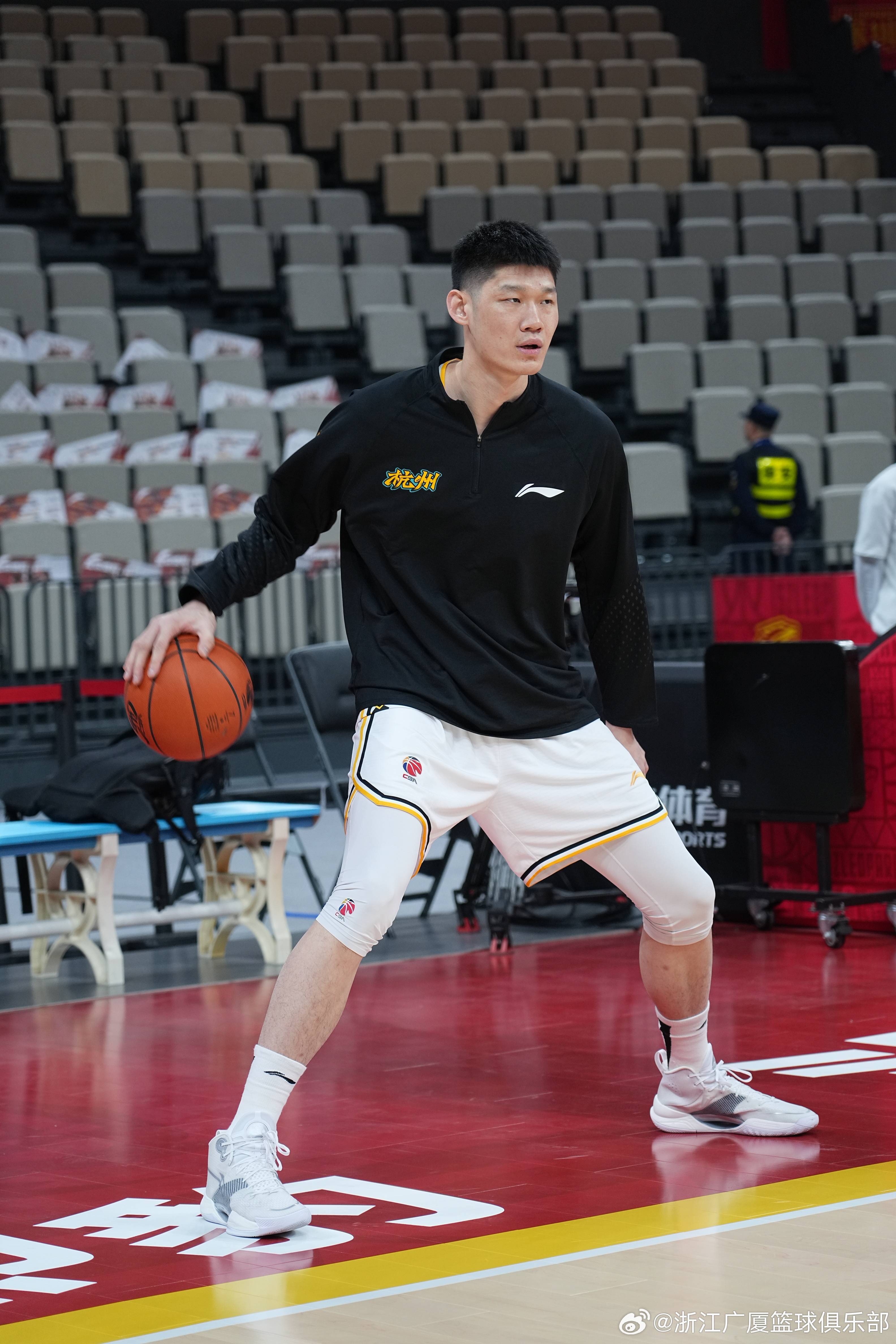 开云官网-转会期曼城备战CBA季后赛；回应争议细节曝光；悬念犹存；团队化学反应显著(曼城转会最新消息)